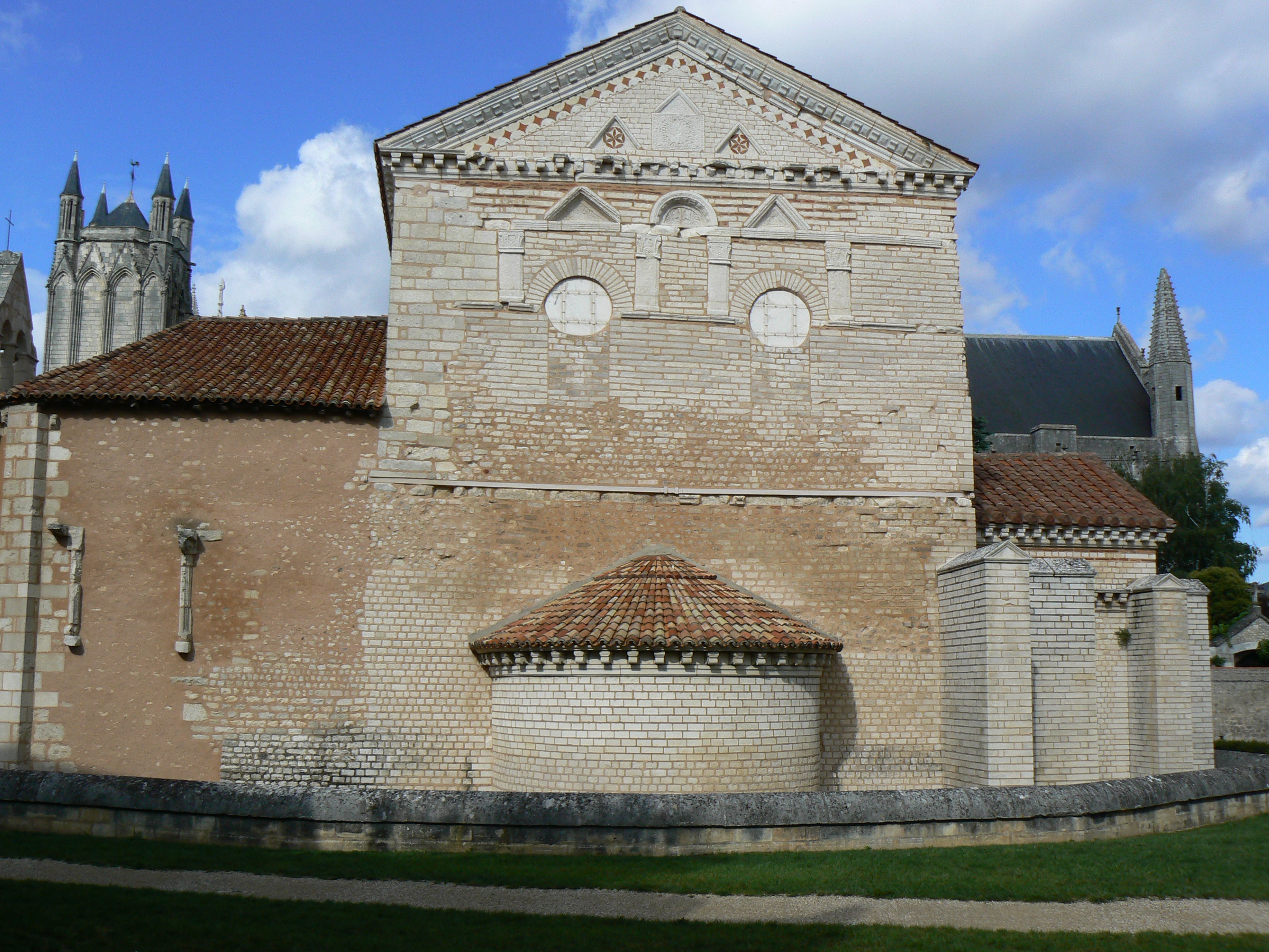 Poitiers-Baptist%C3%A8re_Saint-Jean%28c%C3%B4t%C3%A9_sud%29.jpg