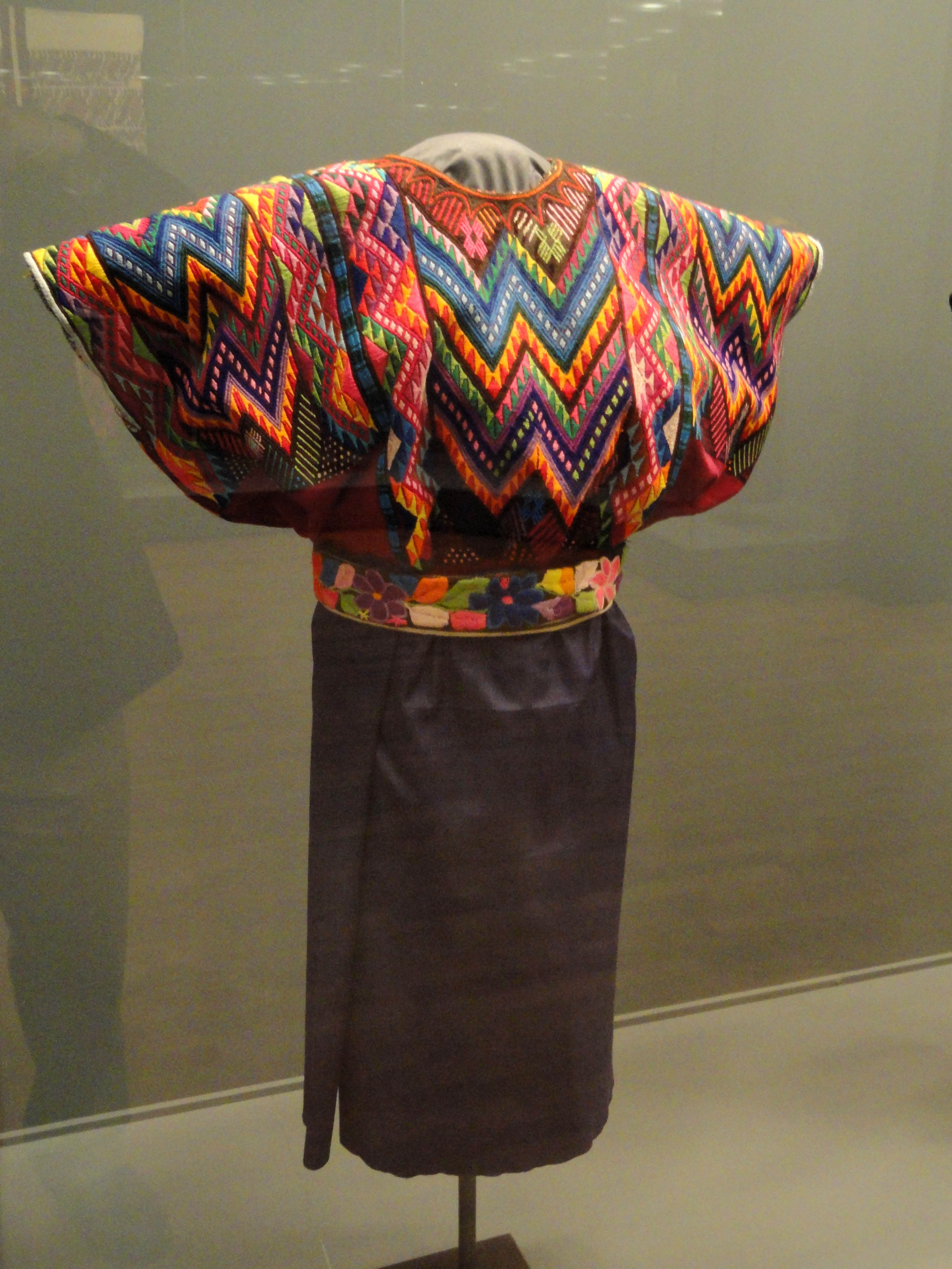 Mayan_clothing_-_Staatliches_Museum_f%C3%BCr_V%C3%B6lkerkunde_M%C3%BCnchen_-_DSC08520.JPG