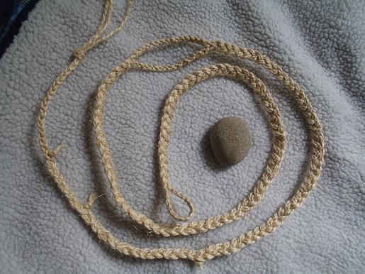 https://upload.wikimedia.org/wikipedia/commons/4/48/Ancient_sling_weapon.JPG