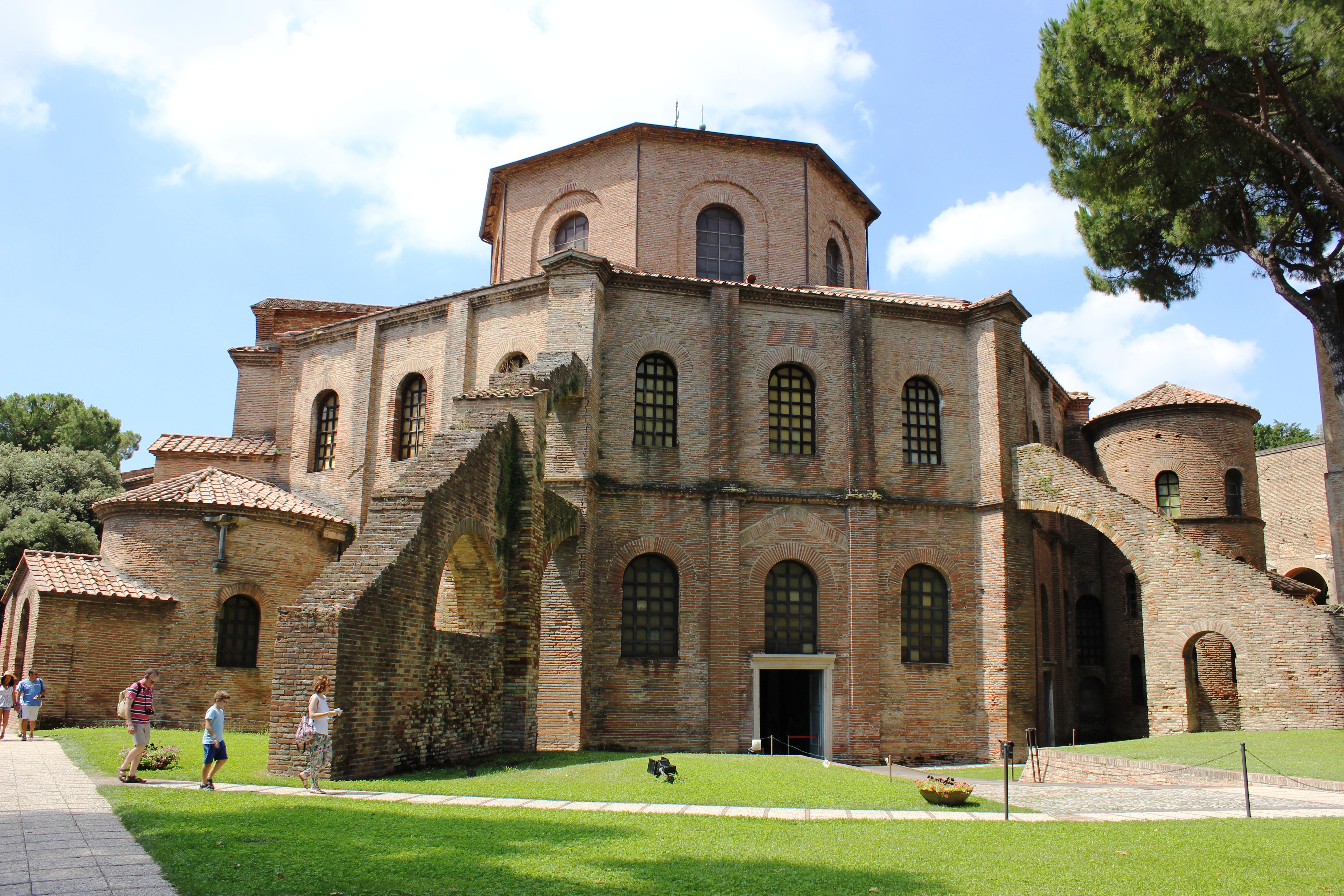 Basilica_di_San_Vitale%2C_Ravenna%2C_Italia_%282%29.JPG