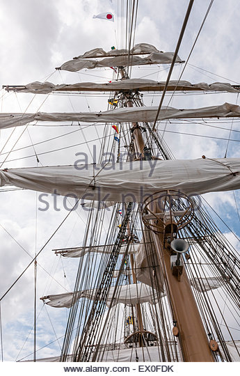 belfast-northern-ireland-uk-02nd-july-2015-folded-sails-on-the-mast-ex0fdk.jpg
