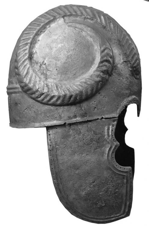 bronze-helmet-with-curved-sheep-horns.jpg