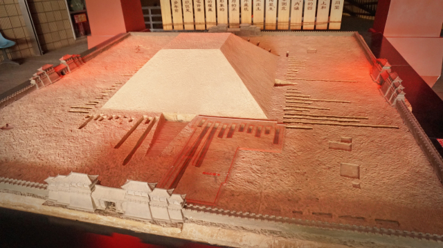 Model of Emperor Jing Di’s Mausoleum site with rows of burial pits.jpg