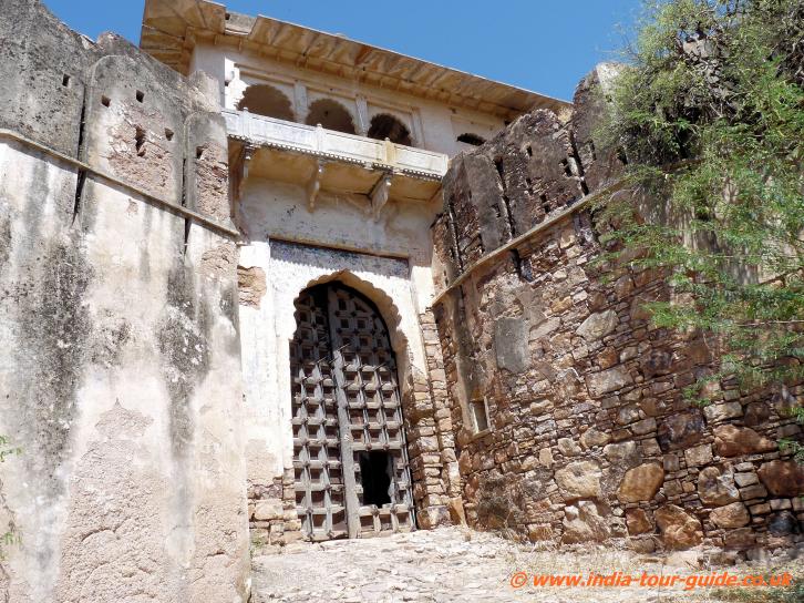 Taragarh-Fort-Main-Gate.jpg.5e49eefd67cb71fd2042702930bf0cbf.jpg