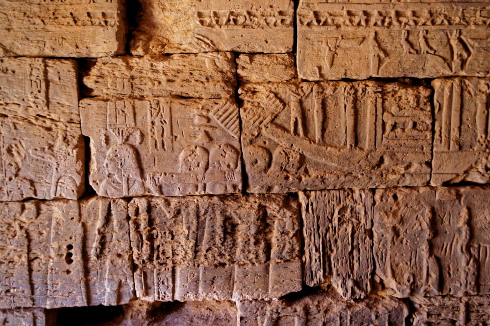 Kingdom_of_kush_kushite_reliefs_funerary_barge_boat_carried_procession_pyramid_chapel_meroe.thumb.jpg.081216bf2c27c87445410b1d6d04ba61.jpg
