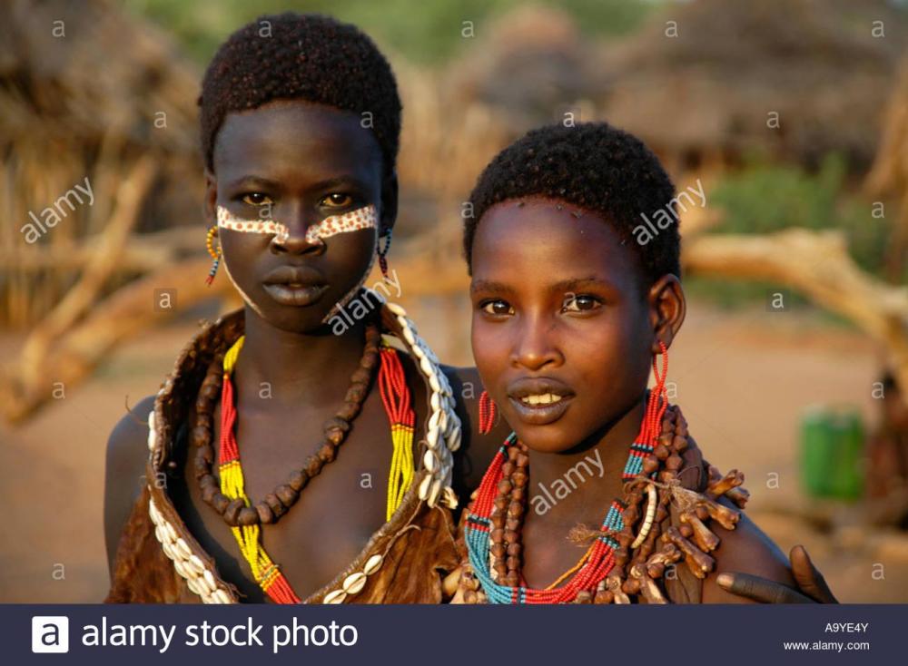 two-colourful-decorated-girls-of-the-hamar-people-in-front-of-a-straw-A9YE4Y.thumb.jpg.ad6e736213e41d97f3d8e6bb50b7130e.jpg
