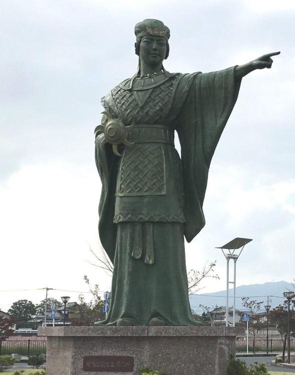 regina-himiko-statua-803x1024.thumb.jpg.978bf91a142b80b04d607a2fbecbd42d.jpg