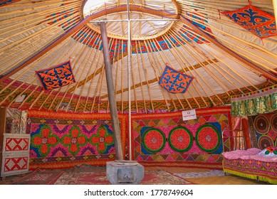 interior-mongolian-ger-yurt-260nw-1778749604.jpg